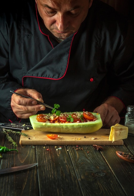 Kucharz przy przygotowaniu